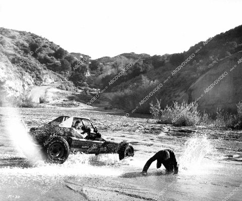crp-10063 1975 Merlin Olsen chased by bad guys in dune buggies film Mitchell crp-10063