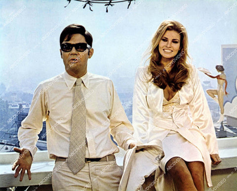 crp-10093 1970 Rex Reed, Raquel Welch film Myra Breckinridge crp-10093