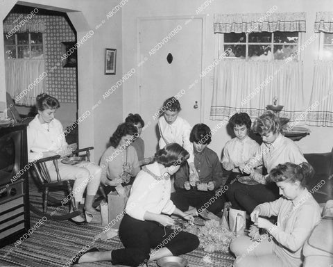 crp-01031 post teenage girls stringing something together not fireworks (what are they doing) crp-01031