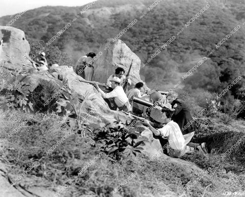 crp-10394 1943 photo Wallace Beery, Keye Luke set up machine gun nest film Salute to the Marines crp-10394