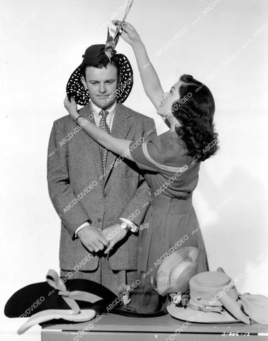 crp-10618 1942 Ann Rutherford, Robert Sterling pick out some hats film This Time for Keeps crp-10618