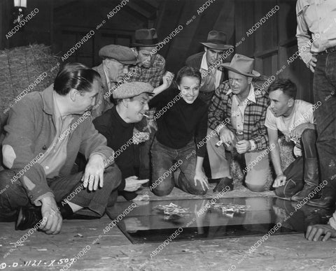 crp-01073 1948 candid Terry Moore shooting dice & playing craps w crew on set film The Return of October crp-01073