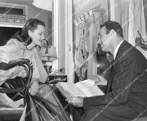 crp-10742 1948 candid Olivia de Havilland, Leif Erickson go over script film The Snake Pit crp-10742