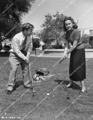 crp-01085 1950 Mickey Rooney, Terry Moore practice some golf shots film He's a Cockeyed Wonder crp-01085
