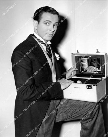 crp-11317 1938 candid Leonard Penn w makeup box in dressing room film Man-Proof crp-11317