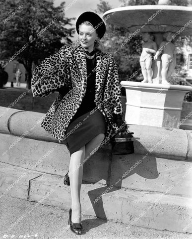 crp-11341 1946 beautiful Leslie Brooks in her leopard print coat film The Man Who Dared crp-11341