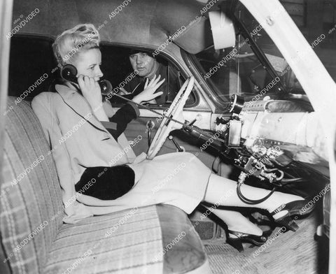 crp-11490 1948 news photo newest in telephone technology woman makes cop wait for car telephone conversation crp-11490