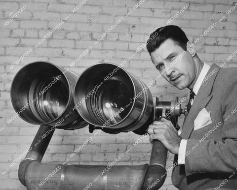 crp-11531 1951 news photo D.P. Bushnell w new 75 power binoculars largest in the world crp-11531