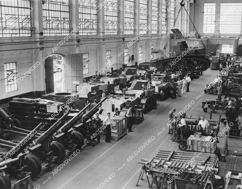 crp-01156 1940 news photo WWII Rock Island Ill Arsenal Shop light & heavy tanks assembly line crp-01156