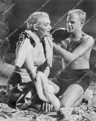 crp-01160 Tab Hunter drying off some lady w a towel on the beach crp-01160