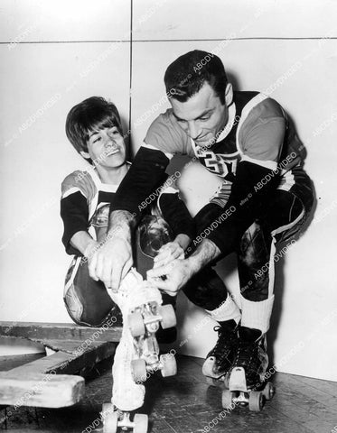 crp-11616 1960's roller derby folks Tony Roman & Carole Meyer lace up their roller skates crp-11616