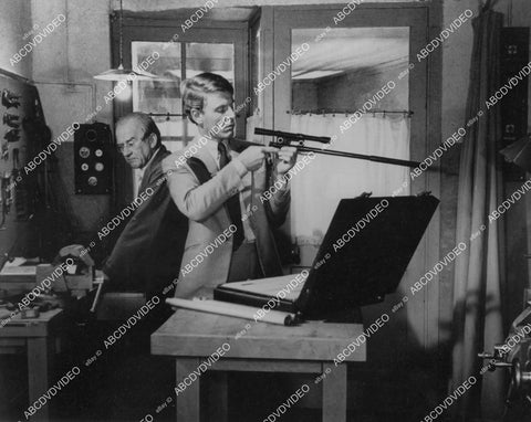 crp-01161 Edward Fox inspecting the rifle film The Day of the Jackal crp-01161