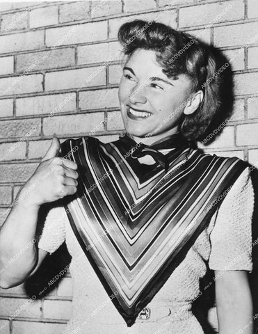 crp-11630 1941 news photo WWII fashion singer Hildegarde wears latest V for Victory fashion crp-11630