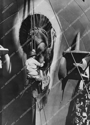 crp-11653 1943 news photo WWII liberty ship gets bow painted w turkey for Thanksgiving in Sausalito San Francisco crp-11653