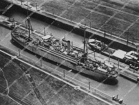 crp-11660 1921 news photo US Secretary of the Navy Denby on USS Henderson going through Panama Canal Miraflores locks crp-11660