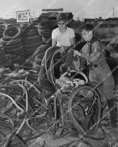 crp-11663 1942 news photo WWII rubber scrap drive Boy Scouts Wendell & Jack Williams sort boots and tires crp-11663