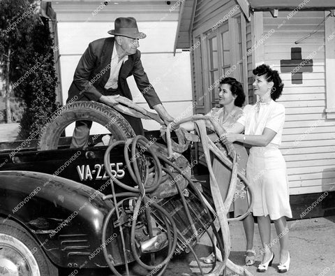 crp-11684 1940's news photo WWII rubber scrap drive helped by William Reed, Maryon Katz, Corine De Lauer crp-11684