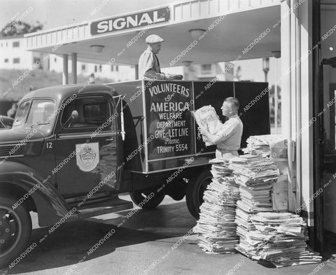 crp-11686 1942 news photo WWII paper scrap drive Volunteers of America truck crp-11686