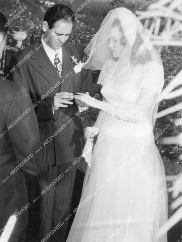 crp-11721 1945 news photo singer Alfred Leon weds Mary Mann at Rudolph Valentino's Falcon Lair Hollywood Home crp-11721