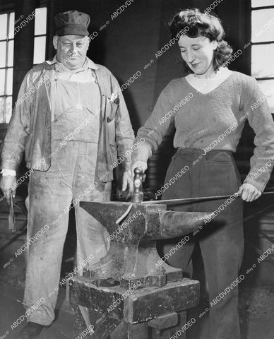 crp-11756 1943 cool dames Katharine Natalie learns blacksmithing Fred Carpenter at NY State Institute Agriculture crp-11756