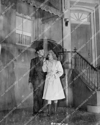 crp-11762 1943 Allyn Joslyn, Evelyn Keyes under umbrella in rain film Dangerous Blondes crp-11762