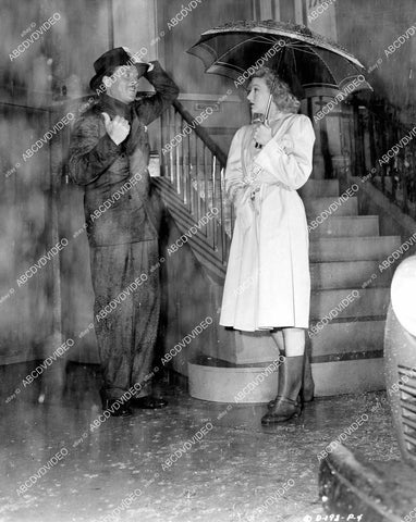 crp-11763 1943 Allyn Joslyn, Evelyn Keyes under umbrella in rain film Dangerous Blondes crp-11763
