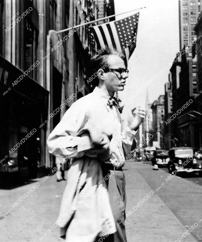 crp-11880 1998 artist Andy Warhol arrives in New York TV documentary crp-11880