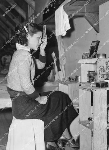 crp-11894 1936 news photo NYC new education plan for unemployed girls Louise Anderson in makeshift room crp-11894