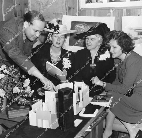 crp-11901 1946 candid David Hempstead, Rosalind Russell w genuine Sister Elizabeth Kenny, Mary Stewart Kenny film Sister Kenny crp-11901