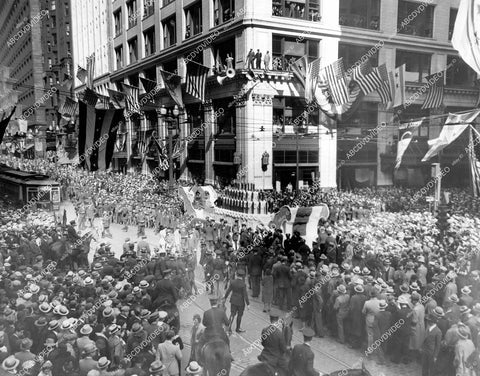 crp-11988 1933 news photo historic Chicago celebrates 100th birthday of State Street has parade crp-11988