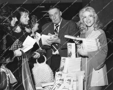 crp-12038 1973 author Mickey Spillane w wife Sherri at book signing tour for The Erection Set crp-12038