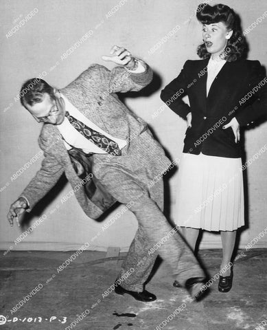 crp-12077 1944 candid Joan Davis gets visit from father Le Roy Davis for a little dance film Beautiful But Broke crp-12077