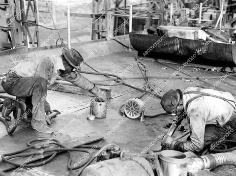 crp-12123 1940's news photo WWII Norfolk Va Naval Yard plays swing music to increase productivity crp-12123