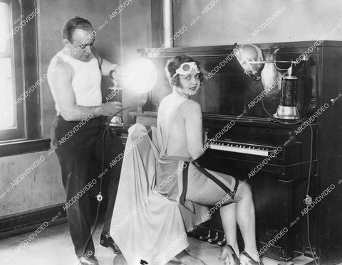 crp-12133 1929 news photo Irene Delroy under sun lamp gets new coat of tan while at piano crp-12133
