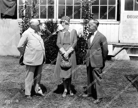 crp-12199 1927 candid Claire Windsor w her dad & director maybe silent film A Little Journey crp-12199