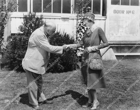 crp-12200 1927 candid Claire Windsor w her dad & director maybe silent film A Little Journey crp-12200