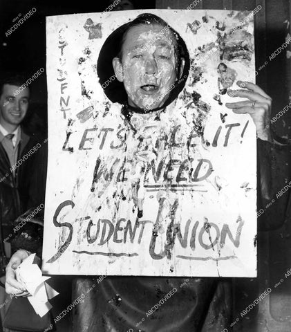 crp-12269 1951 news photo NYU Student Union pie in the face fund raiser Prof Allen Coutts crp-12269