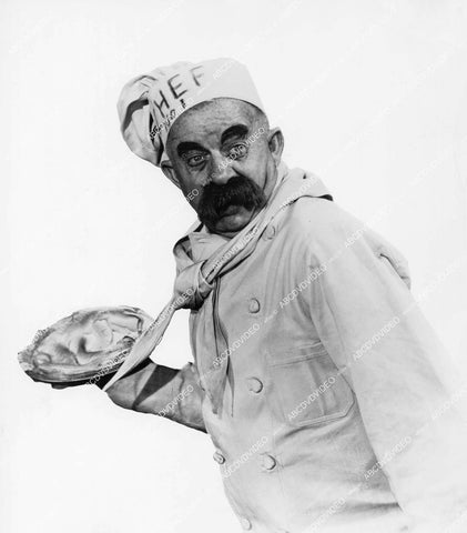 crp-12272 1920's chef Chester Conklin winds up for a pie in the face crp-12272