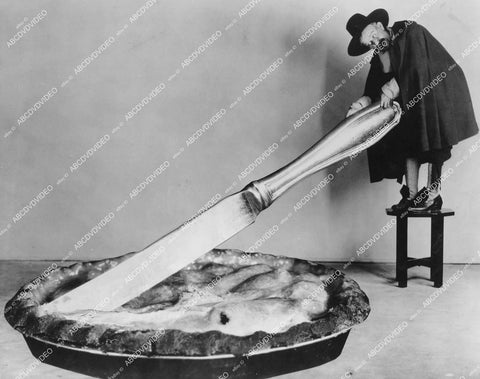 crp-12273 1927 Chester Conklin cuts a piece of giant pie for Thanksgiving crp-12273