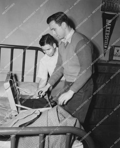 crp-12318 1942 candid Frankie Albert w Columbia property man film The Spirit of Stanford crp-12318