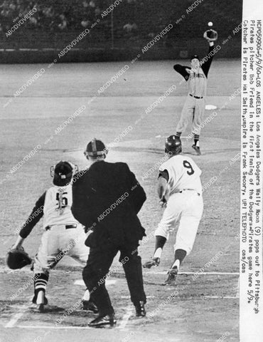 crp-12413 1960 news photo MLBaseball LA Dodgers Wally Moon vs Pitt Pirates Bob Friend & Hal Smith umpire Frank Secory crp-12413