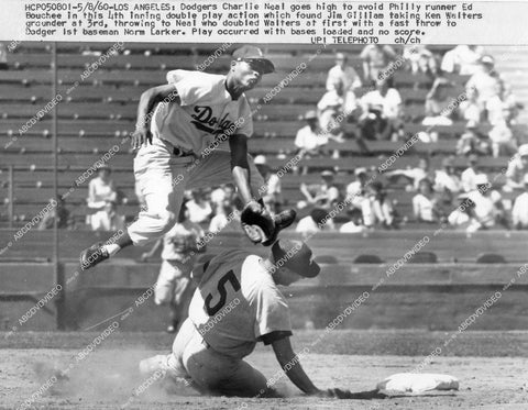 crp-12415 1960 news photo MLBaseball La Dodgers Charlie Neal vs Phillies Ed Bouchee crp-12415