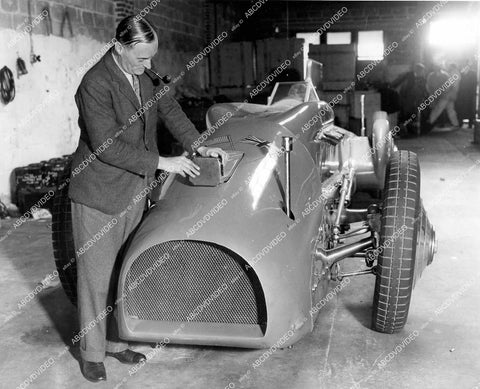 crp-12431 1933 news photo Sir Malcolm Campbell and his racecar Bluebird II inspection for Daytona Beach auto race crp-12431