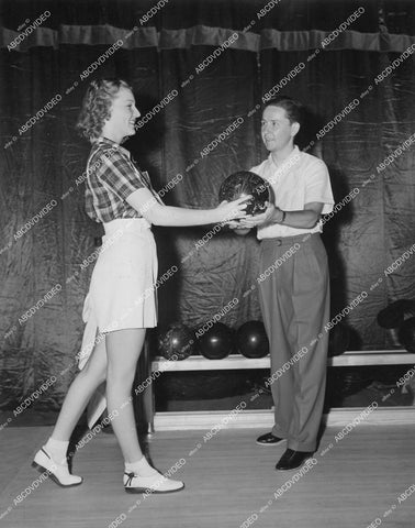 crp-12443 1939 bowling cutie Ann Morriss gets tips from Ned Day champ short subject film Set Em Up crp-12443