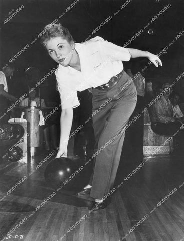 crp-12448 1948 news photo Joan Fontaine at bowling alley in custom shirt for Studio Bowling tournament crp-12448
