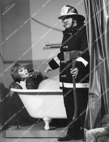 crp-12477 1970's fireman Buddy Hackett walks in on Valerie Perrine in bathtub unknown TV crp-12477