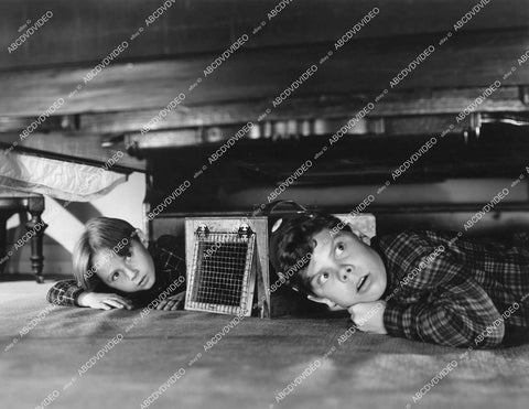crp-12701 1940 Bobby Larson, Tommy Bond hiding under the bed film Out West with the Peppers crp-12701