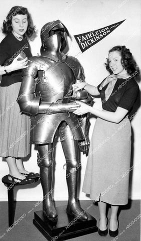 crp-12775 1951 news photo Fairleigh Dickinson College girls polish suit of armor "Herman" on loan Carolyn Mosberg & Shelva Ring crp-12775