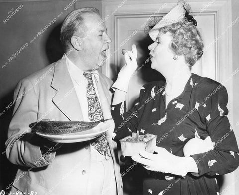 crp-12914 1945 Charles Coburn & Cora Witherspoon have fish & strawberries film Over 21 crp-12914