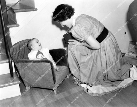 crp-13060 1938 Mrs Esther Van Dekker w her brownie type camera & son on set film Marie Antoinette crp-13060